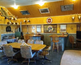 Large Private Lodge located in the middle of a hunters paradise - Canby - Restaurante