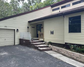 Discover tucked away 5-bedroom lakefront cabin getaway in Land O' Lakes with AC - Land O' Lakes - Building