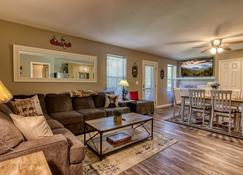 Fun & Games By Honeybearcabins 2br/1ba Sleeps 7 - Sevierville - Sala de estar