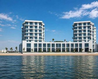 Oceanfront Studio by Blue Bay Walk, Free Parking - Umm Al Qaiwain - Edificio