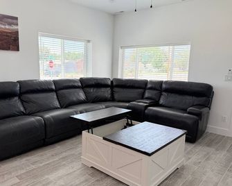Fully Remodeled Downtown Gem Modern Comfort 3 Bedroom Sleeps 8 Plenty of Parking - Price - Living room