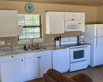 Hunter's Ridge Cabins - 2 - Concan - Kitchen