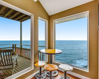 Amazing waterfront home with a fireplace, game room, fast WiFi, & washer/dryer - Bainbridge Island - Balcony