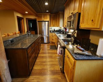 Alpha Lodge, peaceful retreat, 14 guests max, fun & games, large parking area - Chehalis - Kitchen