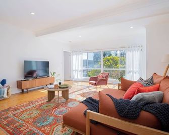 Serena Cottage - Sunlit Escape by Woy Woy Bay Wharf - Woy Woy - Living room