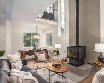 Black Diamond Cabin - Sasquatch Mountain Resort - Agassiz - Huiskamer