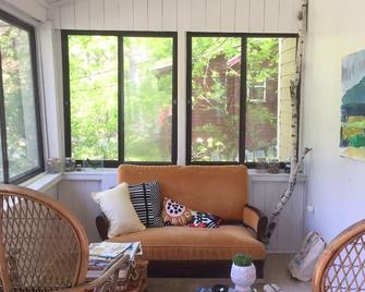 Artist's Camp on Lake Mahkeenac - Stockbridge - Living room