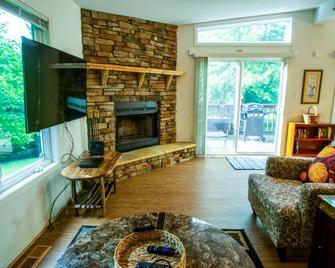 Cacapon Connected - Workplace Retreat - Berkeley Springs - Living room