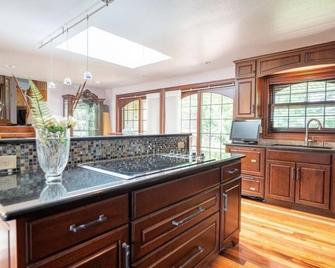 Beautiful home on the Lake. Indoor Pool. Private Pier and a mile from Ski Hill - Wausau - Kitchen