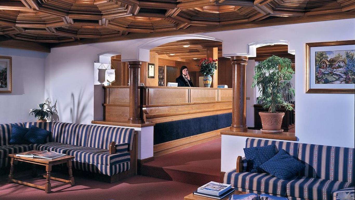 هوتل ميرامونتي كورفارا