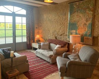 Gers 5bed Farmhouse , splendid views & stunning pool near Marciac sleeps 10 -12 - Marciac - Huiskamer