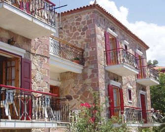 The Schoolmistress With The Golden Eyes - Míthymna - Rakennus