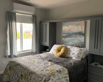 Fully appointed 2 bedroom carriage house in beautiful Penticton! Winter Rates! - Penticton - Bedroom