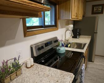 Secluded Woods Edge Cottage in Dowagiac MI. - Dowagiac - Kitchen