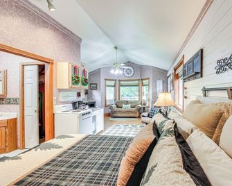 Homey Pet-Friendly Libby Cottage w/ Yard by Creek! - Libby