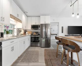 Where Comfort Meets Class: Your Private 1B Luxury Retreat Awaits! - Largo - Kitchen