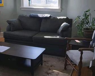 2 bedroom apartment in historical home - Barrie - Living room