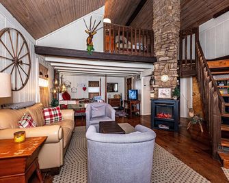 1 King Bed Loft + Bd , 1ba - Nashville - Living room