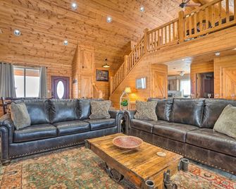 Pateros Home w/ Deck, 7 Mi to Alta Lake Park! - Pateros - Living room