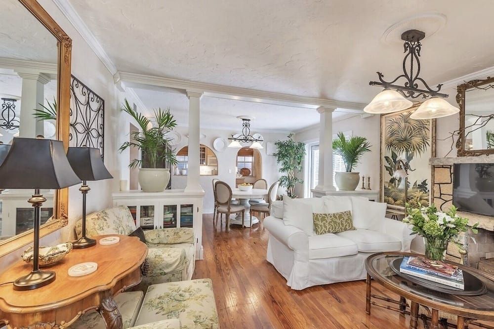 Tropical Designer House in Heart of Antique Row WPB - ווסט פאלם ביץ' - סלון