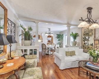 Tropical Designer House in Heart of Antique Row WPB - ווסט פאלם ביץ' - סלון