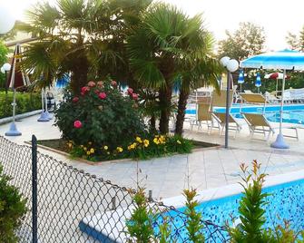 Fattoria Belvedere - Bellaria-Igea Marina - Piscine
