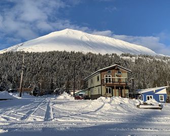 A-View Come stay with us in fall, winter and spring. - Seward - Building