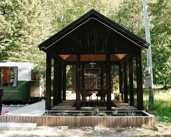 The Vagabond - Nestor Falls - Patio