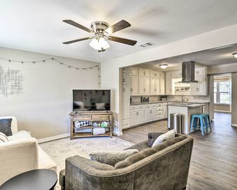 1 Mi to AT&T Stadium: Downtown Arlington Home - Arlington - Living room