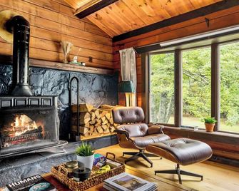 NEW:Luxury 4BR Log Cabin surrounded by trees in Hunter. Near Hiking & Waterfalls - Hunter - Living room