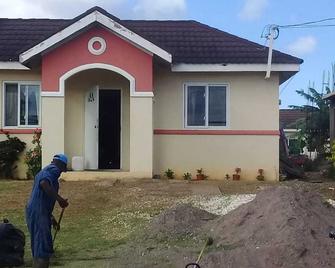 Beautiful ,gated luxurious studio located at Holland Estate Falmouth Trelawny - Falmouth - Building