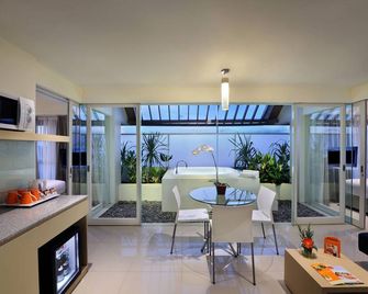 Harris Hotel & Residences Sunset Road - Kuta - Dining room