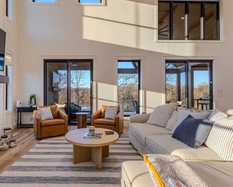 Emory River Retreat | Waterfront on Watts Bar Lake | Private Dock | Sleeps 12 - Harriman - Вітальня