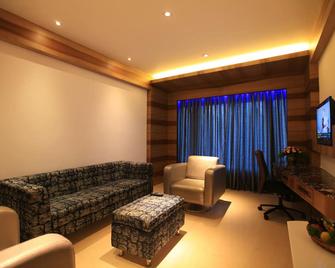 Diana Heights Luxury Hotel - Kochi - Living room