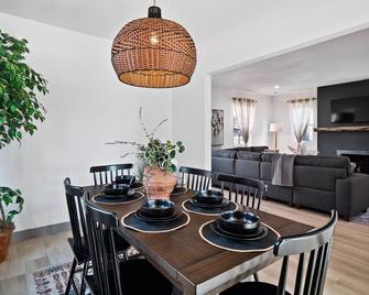 Gorgeous Remodel Game Room Sleeps 8 - Akron - Yemek odası