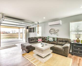 Walk to Smith Beach: Spacious Home w/ Hot Tub - Cape Charles - Huiskamer