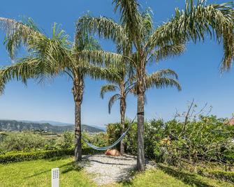 Delightful 4 Bed Villa with Heated pool & Jacuzzi Overlooking Aeolian Islands - Castroreale - Vista del exterior