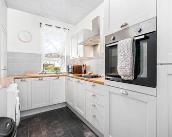 Modern two bedroom apartment close to all local amenities - Motherwell - Kitchen