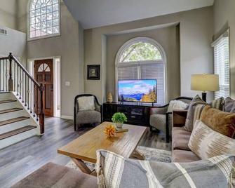 Victory Gate · Ath - Johns Creek-3br-Fenced-Pet Friendly - Johns Creek - Living room