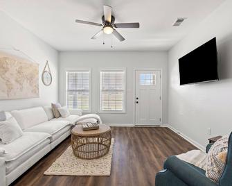 Charming 2-bedroom house with WiFi, AC in lovely Berea - Berea - Living room