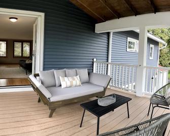 Second floor unit close to downtown Beulah & Crystal Lake for year-round fun! - Beulah - Patio