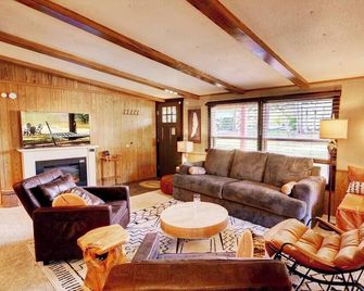 Lake Hartwell Georgia Cabin on the Lake - Hartwell - Living room