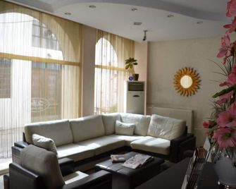 Ayvalik Palas Hotel - Ayvalik - Living room