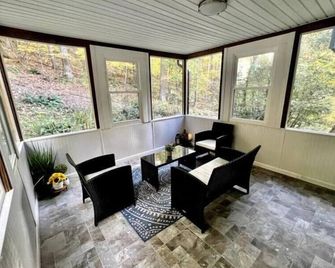 Retreat to Jackson's Ridge and enjoy the Poconos! - East Stroudsburg - Salon