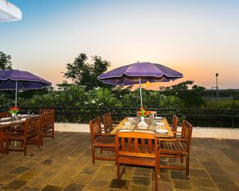 Asiatic Pride Resorts - Dhāri - Restaurante