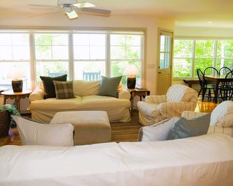 Sandhill House - Spectacular Lake Home With Toys! - Beulah - Sala de estar