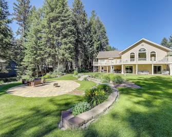 Walk to Happys Inn and Lake Access Libby Apartment - Libby - Edificio