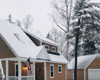 Hot Tub! Close to Sugarloaf! Outdoor Fun! Pac-Man!! - Carrabassett Valley - Building