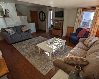 Cozy cottage within walking distance of almost everything - Shipshewana - Living room