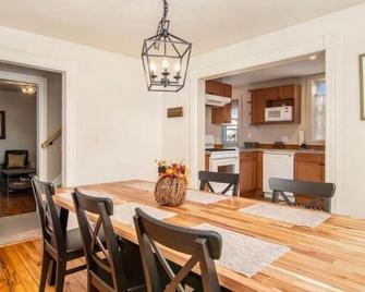 The Most Centrally Located Home In Perth! - Perth - Eetruimte